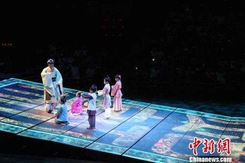 全場演出以樂明禮、以樂行禮、以樂演禮，在“明禮”的體驗(yàn)中，讓“明禮生活方式”回歸當(dāng)代人心，傳承優(yōu)秀傳統(tǒng)文化?！O婷婷 攝