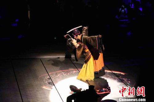 啟蒙開智、少年授讀、君子加冠、大婚儀典、習(xí)禮修德、齊家治世……整場演出縱貫人的一生，演繹圣賢君子“由凡入圣”的過程?！O婷婷 攝