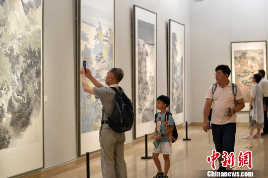 錢塘江文化“北京周”系列活動23日在北京開幕。圖為：觀眾欣賞國畫。主辦方供圖