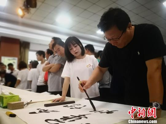 圖為全國(guó)書法名家走進(jìn)縣區(qū)，用丹青妙筆繪崆峒之圣境、寫涇水之神奇?！∥航ㄜ?攝