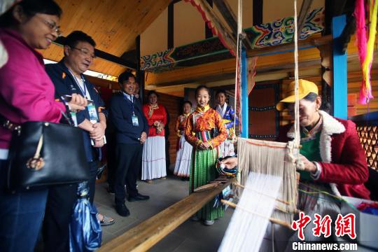 “小小講解員”向游客講解摩梭文化?！⊥趵?攝