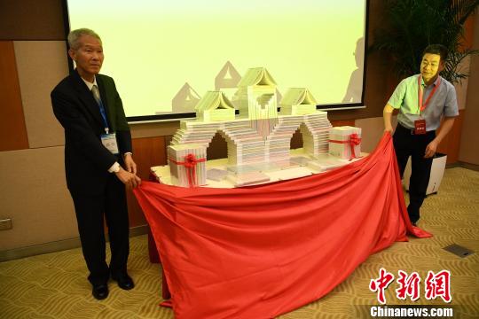 著作者代表金子修一與陜西省委宣傳部副部長、陜西省新聞出版局(省版權(quán)局)局長程寧博為新書揭幕?！√镞M(jìn) 攝