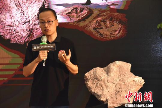 中國(guó)地質(zhì)大學(xué)(北京)副教授邢立達(dá)介紹霸王龍足跡?！￡慅埳?攝