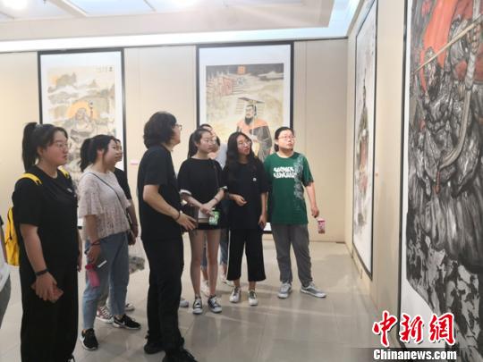 圖為學(xué)習(xí)繪畫(huà)的學(xué)生在聽(tīng)老師講解畫(huà)作特色。　楊娜 攝