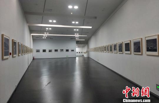 “長城腳下是故鄉(xiāng)-山西長城影像志”攝影作品中外十城市巡展1日在山西太原美術(shù)館首展?！钆迮?攝