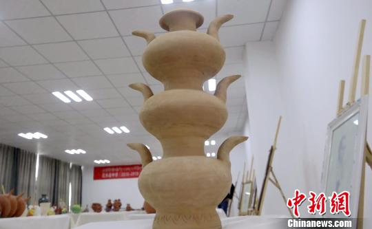 普瓊是拉薩市尼木縣民間陶藝人，自13歲開始至今從事陶藝工作，2019年被評為市級非物質(zhì)文化遺產(chǎn)傳承人。至今，普瓊以“指尖旋轉(zhuǎn)”的制陶繪就其30多年陶藝人生。圖為拉薩市尼縣中學(xué)在美術(shù)實踐教學(xué)中燒制的創(chuàng)新型陶壺?！∝暽＠?攝