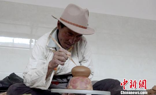 普瓊是拉薩市尼木縣民間陶藝人，自13歲開始至今從事陶藝工作，2019年被評為市級非物質(zhì)文化遺產(chǎn)傳承人。至今，普瓊以“指尖旋轉(zhuǎn)”的制陶繪就其30多年陶藝人生。圖為普瓊在拉薩市尼縣中學(xué)教室內(nèi)制作陶器?！∝暽＠?攝