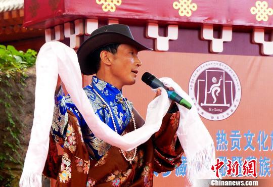 圖為藏族民間歌手唱民歌?！?zhí)砀?攝