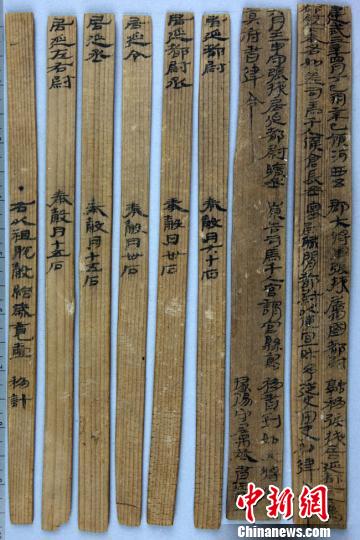 圖為漢建武三年居延都尉吏奉例?！「拭C省文物局供圖 攝