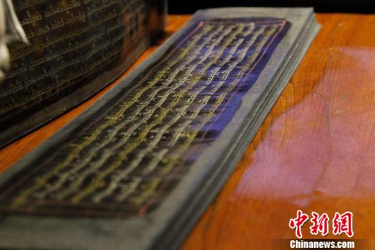 圖為19世紀(jì)的手寫(xiě)本《甘珠爾經(jīng)》?！≮w朗 攝