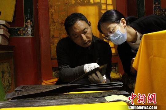 圖為羅布林卡管理處兩位工作人員登記古籍?！≮w朗 攝