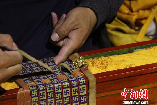 圖為羅布林卡管理處工作人員將普查登記完的一函古籍封裝。　趙朗 攝