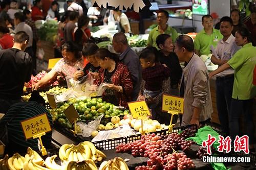 資料圖：消費(fèi)者選購(gòu)水果蔬菜。<a target='_blank' href='http://www.chinanews.com/'>中新社</a>記者 泱波 攝
