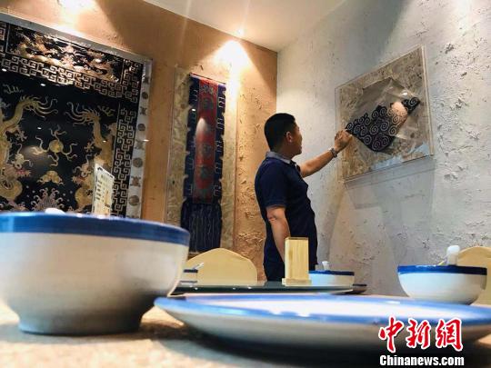 李維東在“老物件包廂”內(nèi)介紹“隴銹”作品?！“瑧c龍 攝