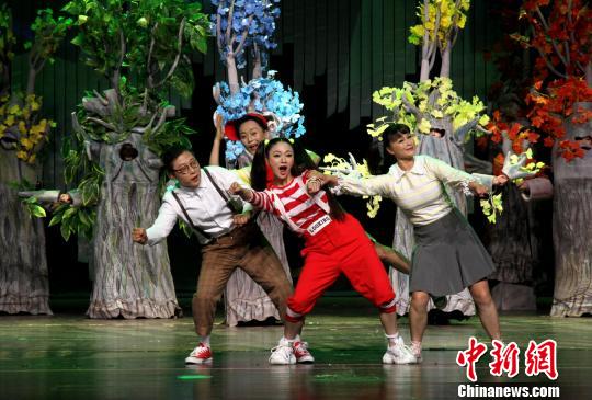 圖為木偶劇《神奇的寶盒》開場時，四個孩子由真人表演，進(jìn)入寶盒后改用木偶表演?！〈藜衙?攝
