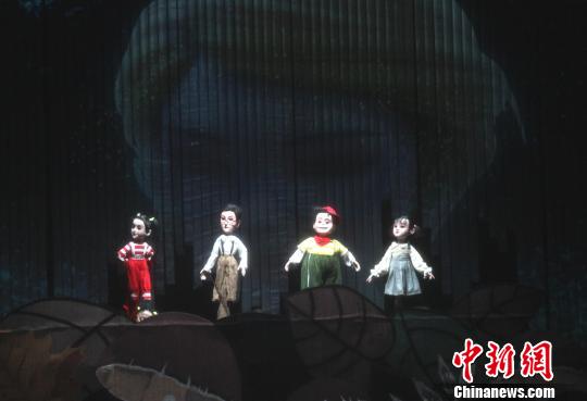 圖為四位參加夏令營的孩子們在森林中意外被吸進(jìn)一個寶盒里。　崔佳明 攝