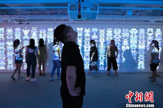 民眾在藝術裝置前體驗不一樣的聽覺感觀。　殷立勤 攝