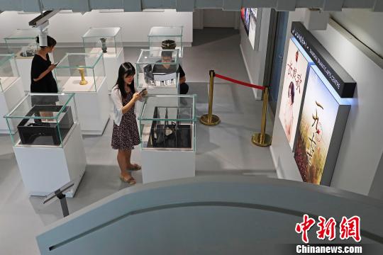 民眾在參觀上海話劇藝術中心展示模型?！∫罅⑶?攝