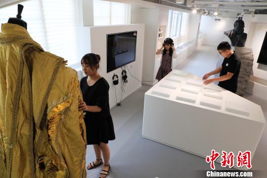 民眾在參觀上海話劇藝術中心展示模型?！∫罅⑶?攝