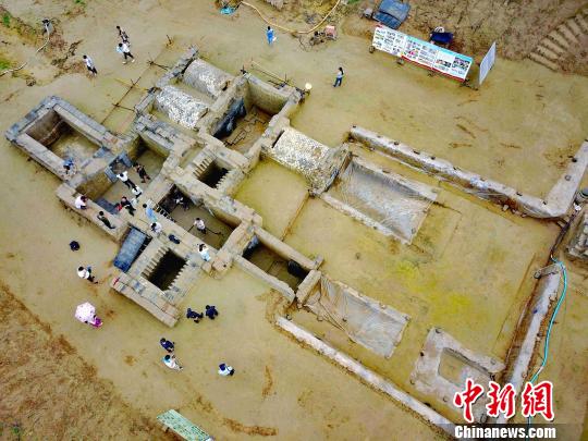 山東濟(jì)陽發(fā)掘出一大型漢代畫像石墓