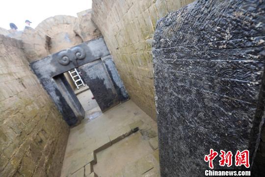 目前考古發(fā)掘工作已接近尾聲，共清理墓葬兩座?！↑S中明 攝
