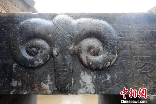 部分畫像石經(jīng)磨光后再雕刻，線條細(xì)膩流暢，具有濟(jì)南畫像石墓中常見的羊首畫像?！↑S中明 攝