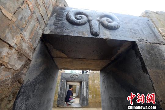 除發(fā)現(xiàn)大量畫像石外，兩座墓葬還出土了種類較為豐富的器物。　黃中明 攝
