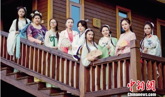 漢服愛好者慶佳節(jié)：傳承漢服文化將傳統(tǒng)植根于心