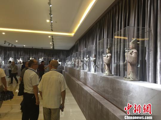 圖為民眾參觀展品。