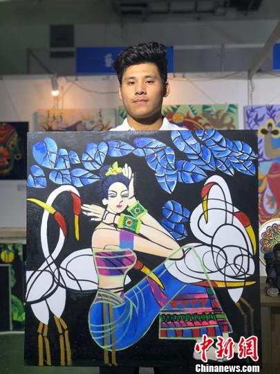 大學(xué)生展示自創(chuàng)油畫(huà)作品?！」?攝
