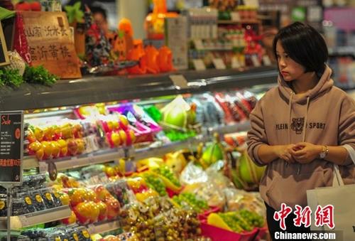 10月16日，一名消費者在超市選購商品。據(jù)中國國家統(tǒng)計局網(wǎng)站消息，中國國家統(tǒng)計局發(fā)布9月份全國居民消費價格指數(shù)(CPI)和工業(yè)生產(chǎn)者出廠價格指數(shù)(PPI)數(shù)據(jù)。其中，CPI同比上漲2.5%，PPI同比上漲3.6%。<a target='_blank' href='http://www.chinanews.com/'>中新社</a>記者 于海洋 攝