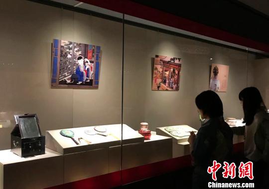 參觀者欣賞清代宮廷生活用品。　鄧霞 攝