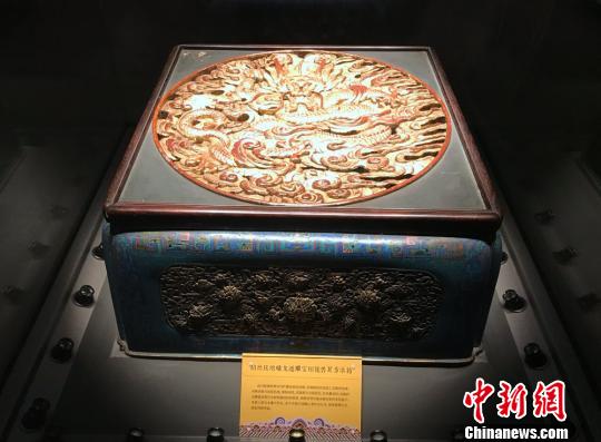 乾隆時(shí)期貯藏食品的冰箱?！∴囅?攝