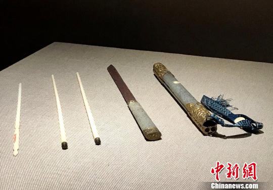 解食刀，分為刀、箸、簽、刀鞘四部分。　鄧霞 攝