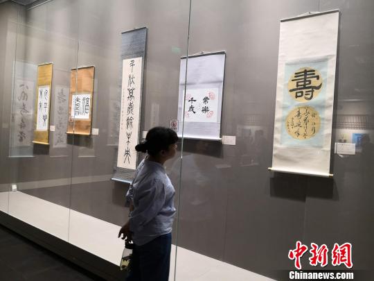 中日瓦當(dāng)書法篆刻藝術(shù)展西安開展。　阿琳娜 攝
