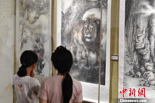小觀眾欣賞參展作品。　陳驥旻 攝