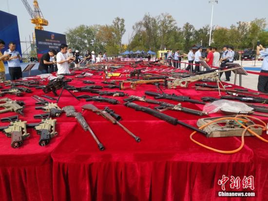 8月12日，公安部組織全國(guó)公安機(jī)關(guān)在154個(gè)城市同步開(kāi)展以“銷(xiāo)槍爆 除禍患 保大慶 護(hù)民安”為主題的集中統(tǒng)一銷(xiāo)毀活動(dòng)，對(duì)去年以來(lái)全國(guó)公安機(jī)關(guān)收繳和群眾主動(dòng)上繳的氣槍、獵槍等10.7萬(wàn)支非法槍支及一大批炸藥、雷管等爆炸物品進(jìn)行集中安全銷(xiāo)毀，切實(shí)消除社會(huì)治安隱患。張子揚(yáng) 攝