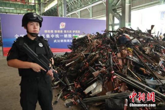 8月12日，公安部組織全國(guó)公安機(jī)關(guān)在154個(gè)城市同步開(kāi)展以“銷(xiāo)槍爆 除禍患 保大慶 護(hù)民安”為主題的集中統(tǒng)一銷(xiāo)毀活動(dòng)，對(duì)去年以來(lái)全國(guó)公安機(jī)關(guān)收繳和群眾主動(dòng)上繳的氣槍、獵槍等10.7萬(wàn)支非法槍支及一大批炸藥、雷管等爆炸物品進(jìn)行集中安全銷(xiāo)毀，切實(shí)消除社會(huì)治安隱患。張建鑫 攝