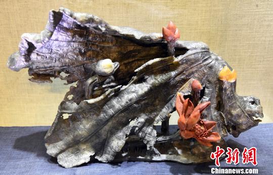 中國工藝美術(shù)大師陳禮忠參展壽山石雕作品《紅蓮》。　記者劉可耕 攝