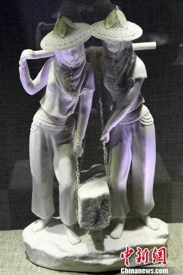 中國工藝美術(shù)大師陳明良參展德化白瓷作品《惠女風(fēng)情》吸睛?！∮浾邉⒖筛?攝