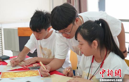 圖為營(yíng)員制作敦煌主題木板刻畫?！∩杏⒎?攝