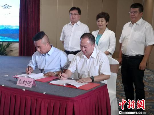 當(dāng)天，廣元市還舉行了招商引資和文化旅游推介會(huì)。會(huì)上廣元市文旅集團(tuán)與甘肅藍(lán)天國(guó)際旅行社簽訂戰(zhàn)略合作協(xié)議，將推動(dòng)廣元、蘭州文化旅游目的地健康、持續(xù)、穩(wěn)定發(fā)展。　杜萍 攝