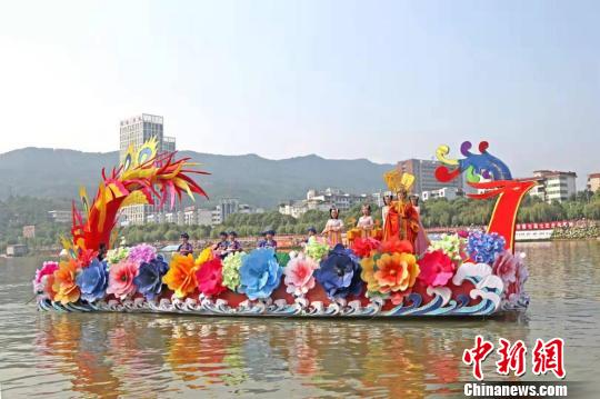 參加鳳舟賽的競(jìng)技人員全部為女性，所有船頭、船身設(shè)計(jì)均以鳳凰為圖騰，并在活動(dòng)舉辦中融入了彩船巡游、萬人山歌對(duì)唱、川北嗩吶等民俗表演和水上趣味活動(dòng)等內(nèi)容，既展示廣元“女皇故里”文化傳承，又彰顯當(dāng)代廣元女性風(fēng)采。(資料圖) 廣元市委宣傳部供圖 攝
