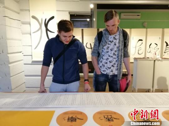 俄羅斯當(dāng)?shù)孛癖娫谟^展。　雨花區(qū)宣傳部供圖 攝