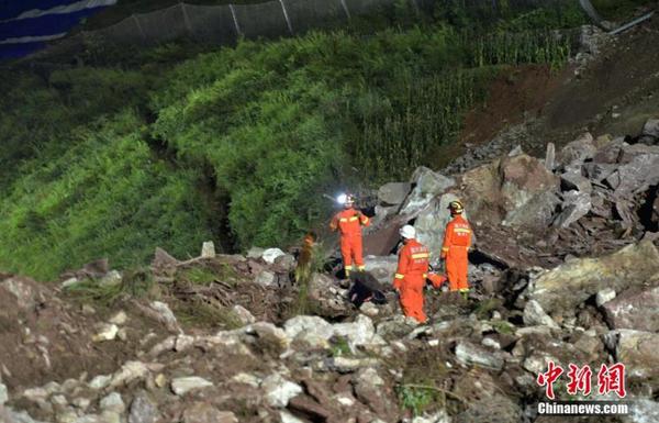 8月15日，四川甘洛，成昆鐵路埃岱站區(qū)間附近發(fā)生的山體垮塌現(xiàn)場，失聯(lián)人員搜救工作緊張進行。圖為垮塌的泥石堆邊上，長滿植被的山體有一條裂縫。中新社記者 劉忠俊 攝
