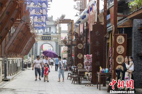 圖為精心打造的魏家坡仿古商業(yè)街。　王威 攝