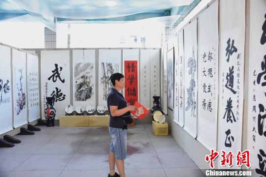 “養(yǎng)心觀德”文化藝術(shù)展展出眾多名家字畫，詮釋“文武雙全”?！￡慅埳?攝