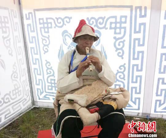 圖為瑪曲縣非遺彈唱藝術(shù)?！＄娦?攝