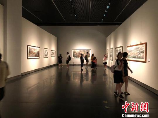 18日，“云月八千里——江明賢墨彩巡回展”在位于南京的江蘇省美術(shù)館新館開展。　朱曉穎 攝