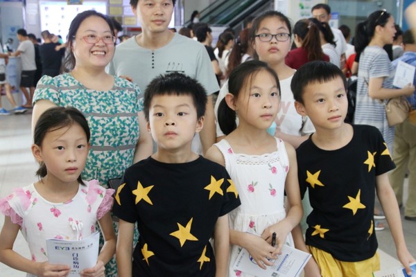 眼病在愛心醫(yī)院獲得診治后，劉女士一家終于露出開心的笑容